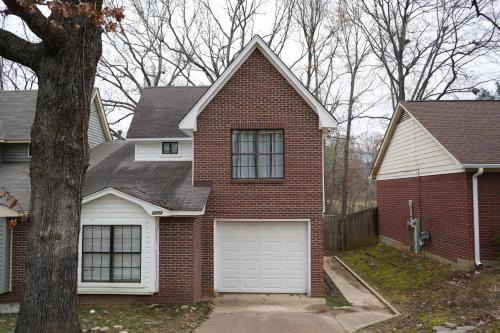 Ellendale Casa | Cozy Bartlett home with garage, fenced backyard