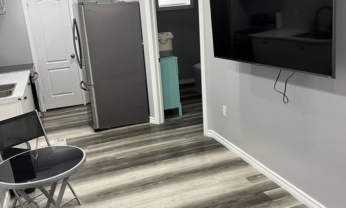 Brampton Casa | Cozy basement getaway