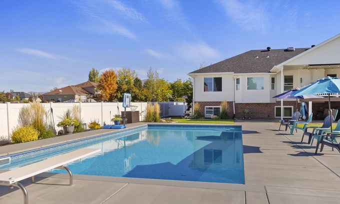 Layton Casa | Cozy basement with large yard