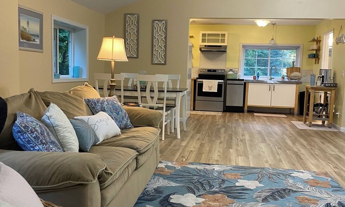 South Haven Cabaña | Cozy beach cottage 8 mins from South Haven - Fire Pit, Bike Trail, Starry Nights