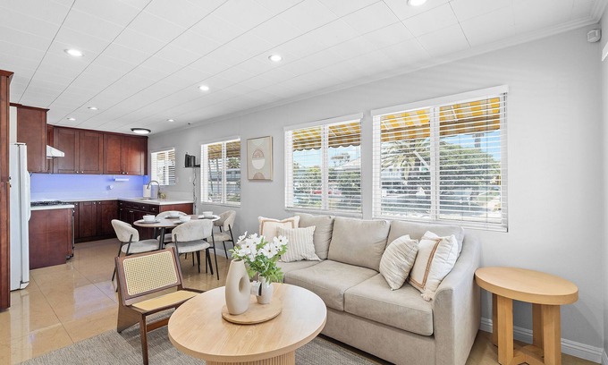 Seal Beach Cama Y Desayuno | Cozy Beach Home Steps to Sand