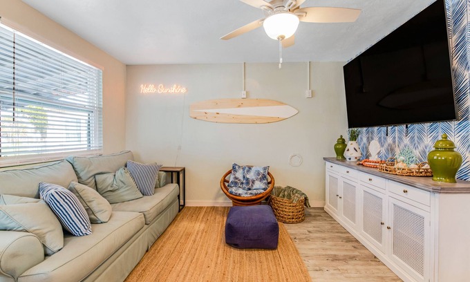 Sunny Shores Casa | Cozy beach house - 5 min walk to the beach (Pet-Friendly!)