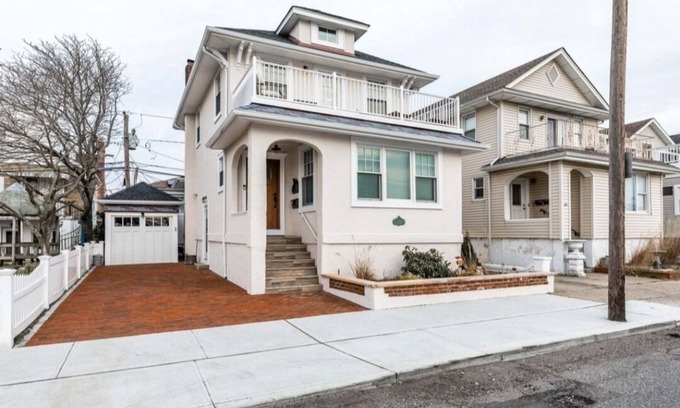 Long Beach Casa | Cozy beach side home, just off the Long Beach Boardwalk.