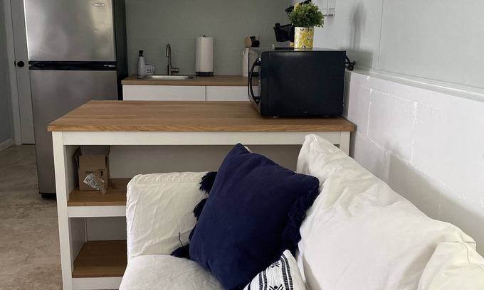 Neptune Beach Apartamento | Cozy beach studio steps from the ocean!