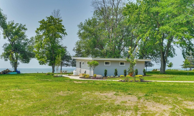 Henderson Cabaña | Cozy Beachfront Cottage on Lake Ontario!