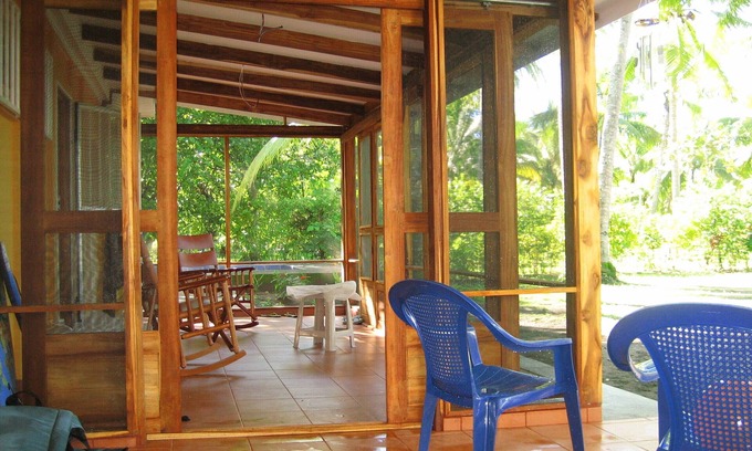 Parrita Cabaña | Acogedor bungalow ecológico frente a la playa! Cabaña de los Palmas