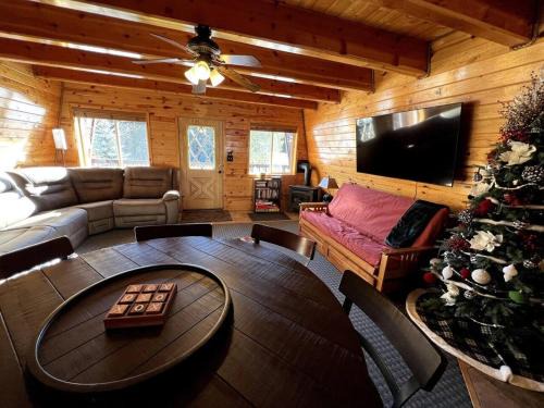 Island Park Casa | Cozy Bear Cabin Getaway