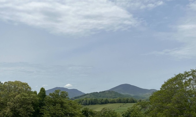 Boone Cabina | Cozy Bear Haven: Tiny Cabin, Incredible View!