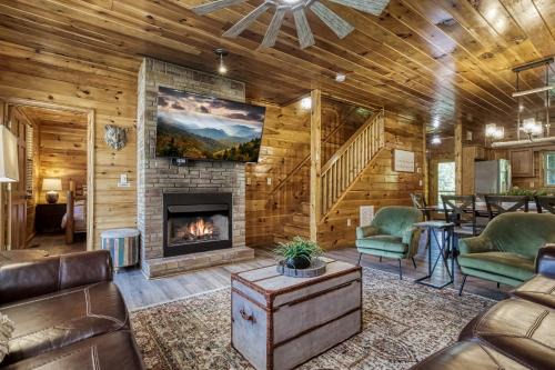 Sevierville Casa | Cozy Bear Lodge, Game Room, Theater Room, Hot Tub, Free Attraction Tickets, WIFI Sleeps 20!