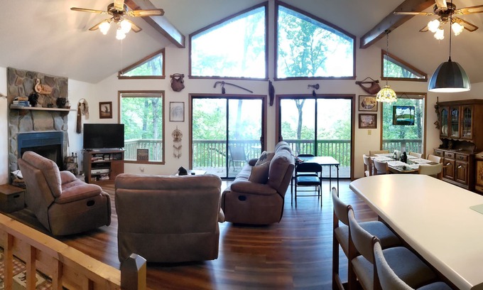 Unaka Casa | Cozy Bear Paw Mountain Retreat