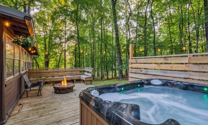 Kabletown Cabina | Cozy Bear-Themed Mountain Cabin in Harpers Ferry with Relaxing Jacuzzi Hot Tub