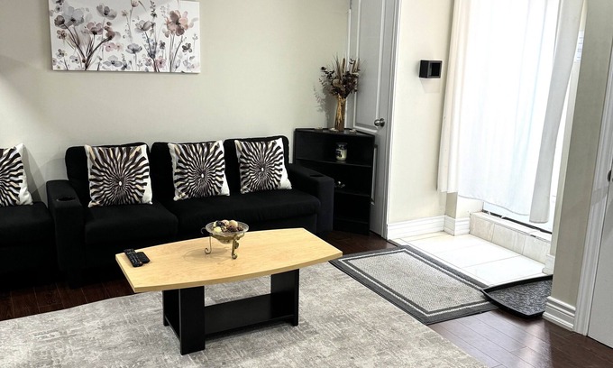 Central Erin Mills Casa | Cozy beautiful 3 bedrooms basement apartment/Amazing location in Mississauga