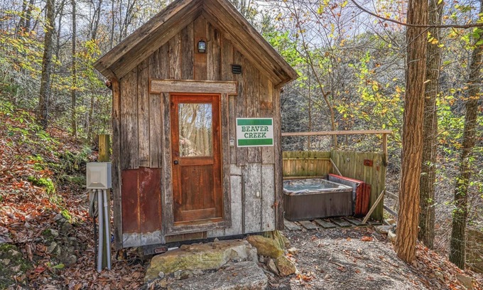 Newport Cabina | Beaver Creek, una casa pequeña Experiencia con su propia bañera de hidromasaje y una tarifa asequible