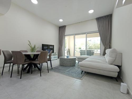 Dubai Investment Park Apartamento | Cozy Bedroom Retreat in Green Community Pool View