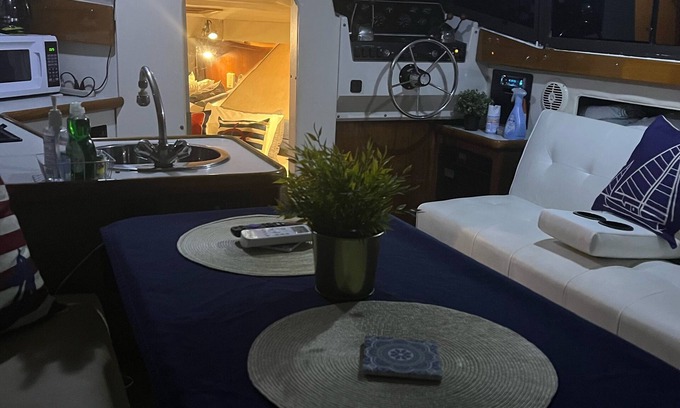Downtown Fort Lauderdale Alquiler De Eote | Cozy boat right on "Las Olas" 10 min walk to the beach