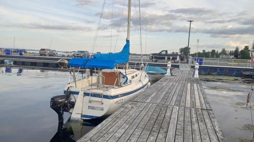 Mooers Forks Alquiler De Eote | cozy boat vibes