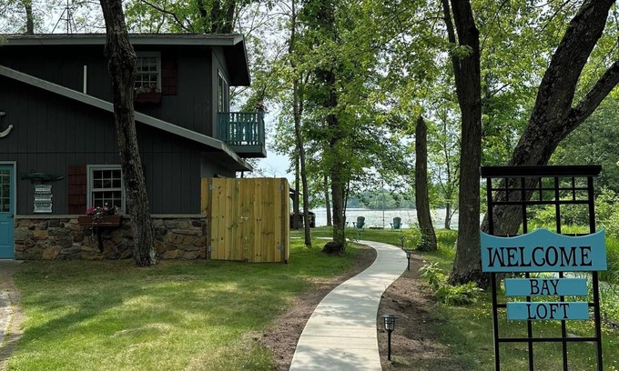 Stevens Point Cabaña | Cozy boathouse in enchanting Stevens Point with AC