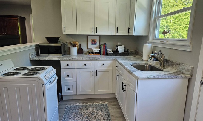 Guilford Apartamento | Cozy Boho Apartment with WiFi, AC in Charming Guilford
