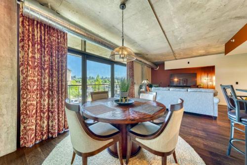 Coeur d'Alene Casa | Cozy Boho Bellerive Condo on the Spokane River