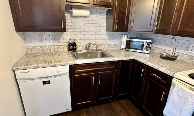Sassamansville Apartamento | Cozy boho charm! Close to town with ALOT to do!