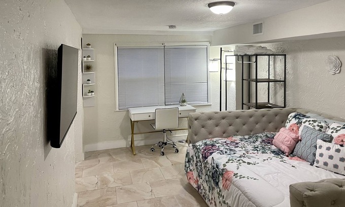 Crescent Lake Apartamento | Cozy boho studio near Downtown St Pete