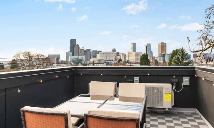 Minor Casa | Cozy Brand New 2B2B Space Needle View Pet Friendly