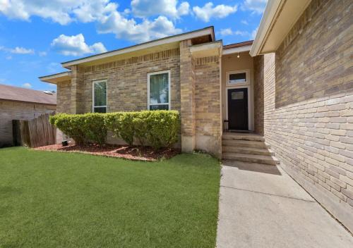 West San Antonio Casa | Cozy Brick Home