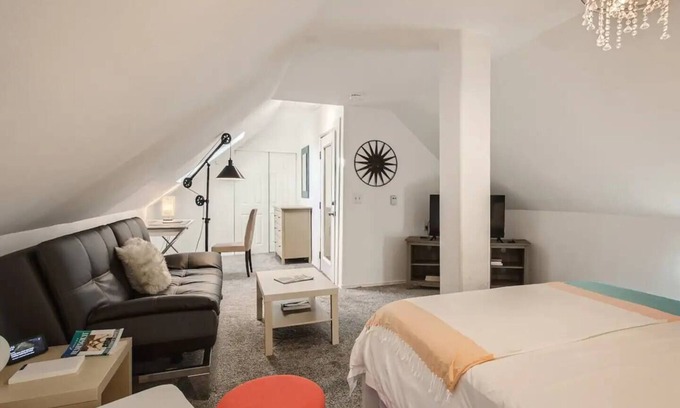 Baker Apartamento | Cozy Bright 2nd Floor Guest Suite - Pet Friendly!