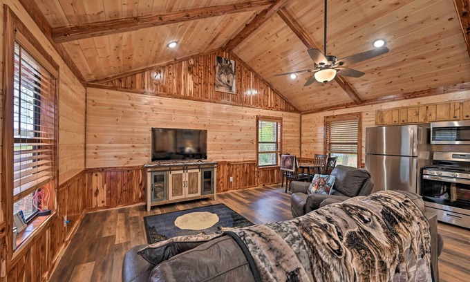 Broken Bow Casa | Cozy Broken Bow Cabin, Walk to the Lukfata Creek!