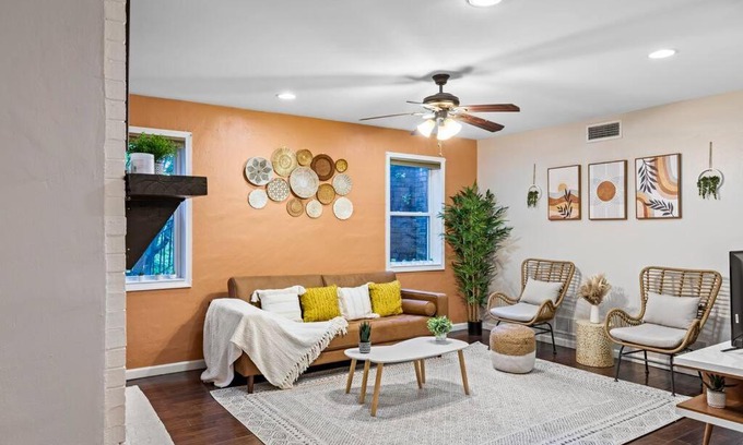 Loring Heights Apartamento | Cozy Buckhead Suite - great area, free easy parking, near shops and restaurants