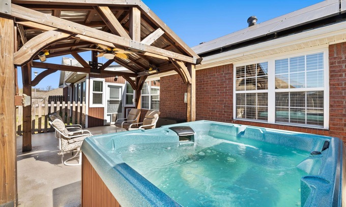 Fayetteville Casa | Cozy Bungalow-Hot tub-6 mi to UofA & DT-Sleeps 8