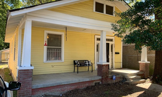 Cooper-Young Historic District Casa | "Cozy Bungalow with Serene Fenced Yard - Stroll to Top Restaurants/Bars!