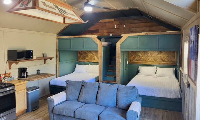 Leakey Apartamento | Cozy “Bunkhouse” cabin in charming Leakey with WiFi, AC. Near Frio and Garner!