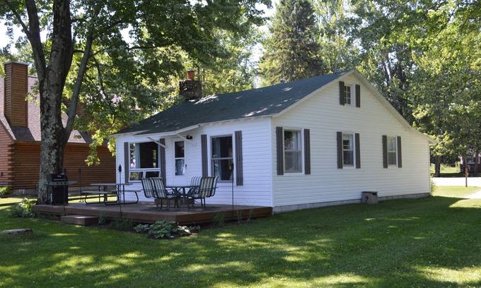 Burt Lake Cabaña | Acogedor Burt Lake Waterfront Cottage