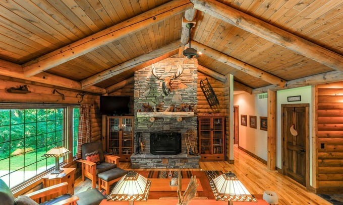 Fontana-on-Geneva Lake Casa | COZY CABIN HALF MILE FROM THE EXCITING FONTANA WATERFRONT!