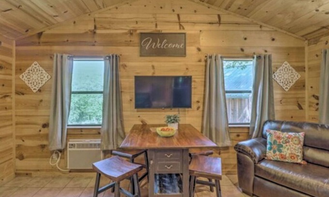 Mountain View Cabina | Cozy cabin 1 bedroom, WiFi, AC above Sylamore Creek in welcoming Mountain View