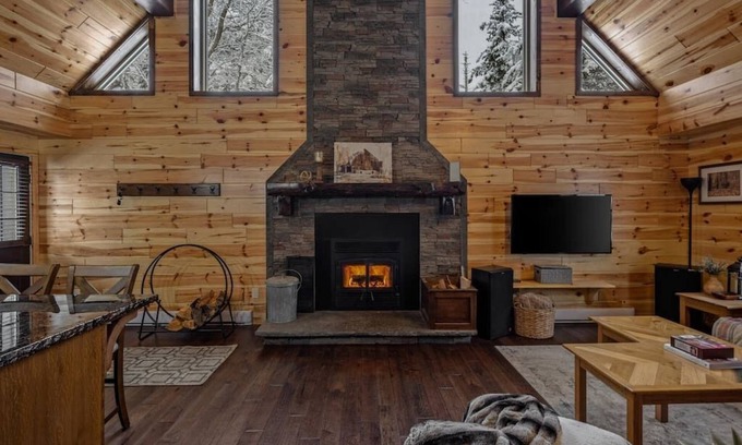 Stratton Casa | Cozy Cabin 10 Minutes From Stratton w/ Fireplace!