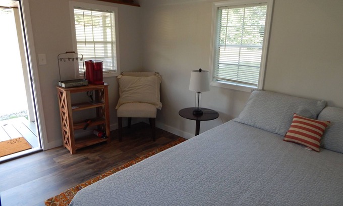 Caroleen Cabina | Cozy Cabin 3 at Bird's Nest Bunkies and Barn in Ellenboro with WiFi, AC, & Heat