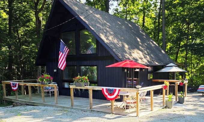 Bellmore Cabina | Cozy Cabin- A-Frame style cabin with Loft.