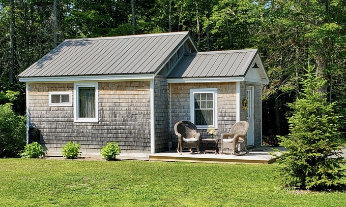 Belfast Cabina | Cozy Cabin By The Pond, Sleeps 2