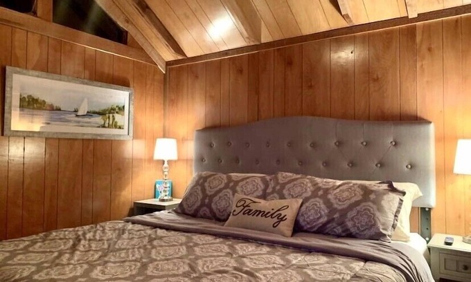 Homosassa Cabina | Cozy cabin by the river/pet friendly