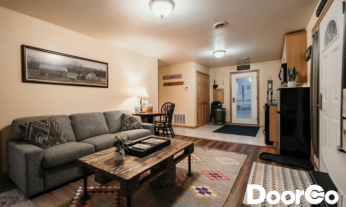 Fish Creek Cabaña | Cozy Cabin! Dwntwn Fish Crik! Hike, Bike. Dogs ok!
