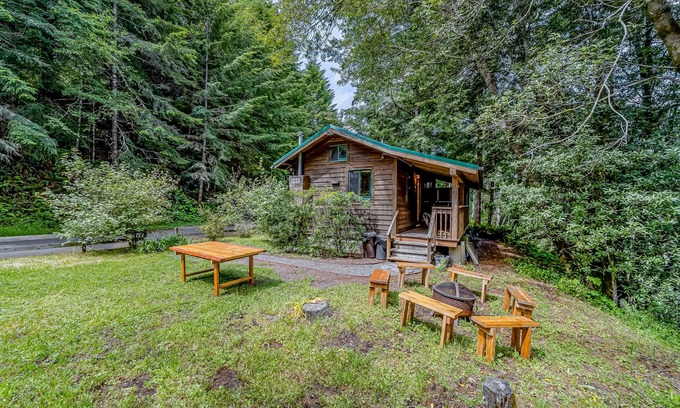 Shelter Cove Cabina | Cozy cabin, family-friendly, with fishing, washer/dryer, patio, & WiFi