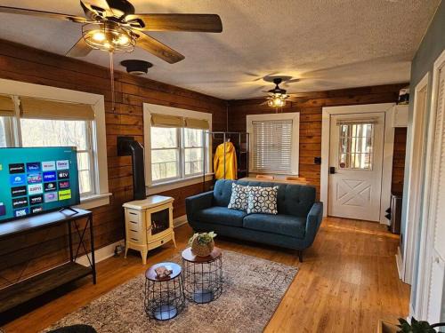 Mars Hill Casa | Cozy Cabin, Foliage, Hot Tub, Wi Fi, Fireplace