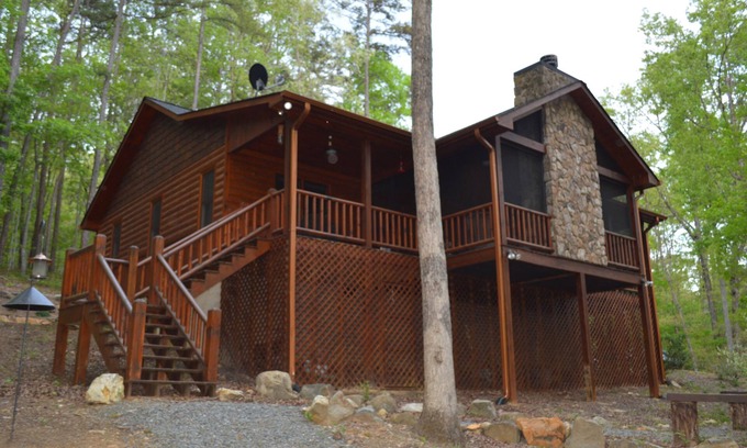Morganton Cabina | Cozy Cabin for 4 with 2 King beds, 2 full baths, 2 fireplaces and upscale Decor!