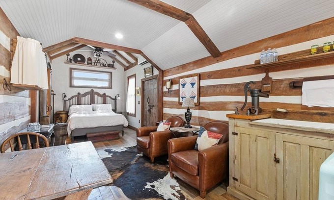 Fredericksburg Cabina | Cozy Cabin for Two 1 Block to Main