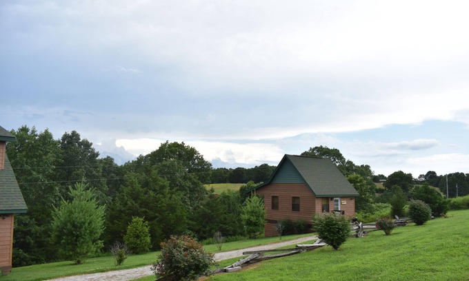 Walnut Shade Cabina | COZY CABIN FOR TWO- MIN. TO BRANSON-HOT TUB-BRKFST-WINERY-BREWERY