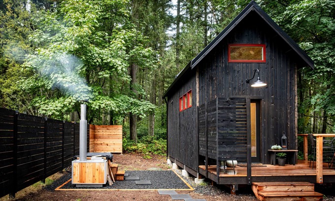 Vashon Island Cabina | Cozy Cabin Forest Retreat with Wood Fired Hot Tub
