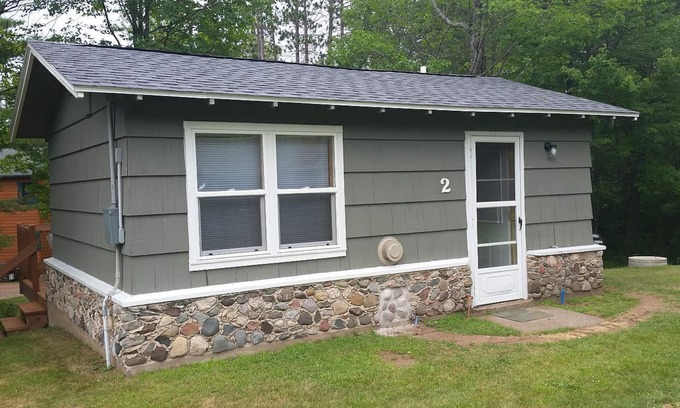 Conover Cabina | Cozy Cabin Getaway - Studio on ATV & Snowmobile Trail with Hi Speed WiFi