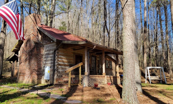 Bethpage Casa | Cozy Cabin - Go Back in Time